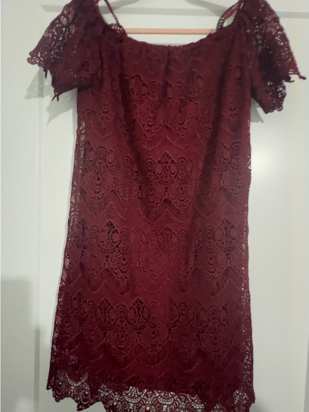 Hope & Harlow Lace Cold -Shoulder Dress in Burgundy